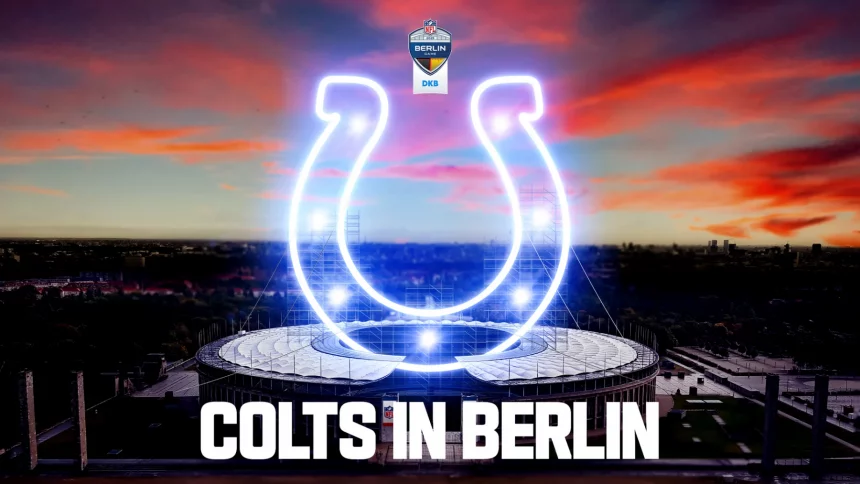 TOGGO Bei Sonnenuntergang wölbt sich ein großes leuchtendes Hufeisen über dem Berliner Stadion, dramatische Wolken werten die Szenerie auf. Auf dem beleuchteten Veranstaltungsort prangt stolz „COLTS IN BERLIN“ am unteren Ende, um die Indianapolis Colts als Heimmannschaft zu feiern. Darüber ist ein Logo zu sehen, das das Brandenburger Tor und das NFL-Schild vereint. Diese Beschreibung wurde mit der FootballR KI automatisch generiert.