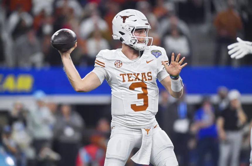 Quinn Ewers in einer weißen Uniform der Texas Longhorns mit der Nummer 3, wahrscheinlich Quinn Ewers, ist bereit, einen Football zu werfen. Er trägt einen weißen Helm mit dem ikonischen Logo der Longhorns und steht in der Mitte des Feldes, umgeben von verschwommenen Zuschauern im Hintergrund. Diese Beschreibung wurde mit der FootballR KI automatisch generiert.