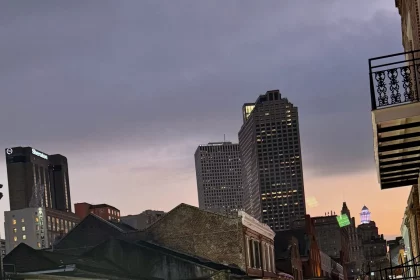 Super Bowl LIX - Eine geschäftige Straßenszene am Abend mit Menschenmassen, die eine belebte Stadtstraße entlanglaufen. Gebäude mit Balkonen sind mit bunten Lichtern und Schildern geschmückt, auf denen stolz Philadelphia Eagles-Banner zu sehen sind. Der Himmel ist bedeckt und im Hintergrund ragen die Wolkenkratzer der Stadt empor. Die Atmosphäre ist lebendig und festlich. Diese Beschreibung wurde mit der FootballR KI automatisch generiert.