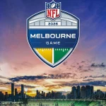 Australien - Stadion bei Sonnenuntergang mit der Skyline von Melbourne im Hintergrund. Der Himmel ist voller bunter Wolken. In der Mitte ist deutlich das Logo des NFL 2024 Melbourne Regular Season Game zu sehen. Vier große Flutlichter umgeben diesen australischen Veranstaltungsort und sorgen für eine atemberaubende Szene. Diese Beschreibung wurde mit der FootballR KI automatisch generiert.
