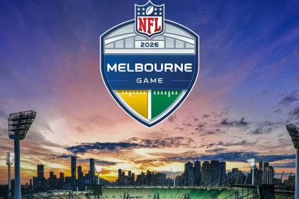 Australien - Stadion bei Sonnenuntergang mit der Skyline von Melbourne im Hintergrund. Der Himmel ist voller bunter Wolken. In der Mitte ist deutlich das Logo des NFL 2024 Melbourne Regular Season Game zu sehen. Vier große Flutlichter umgeben diesen australischen Veranstaltungsort und sorgen für eine atemberaubende Szene. Diese Beschreibung wurde mit der FootballR KI automatisch generiert.