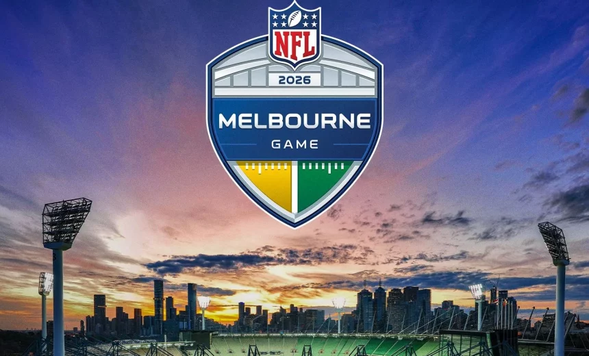Australien - Stadion bei Sonnenuntergang mit der Skyline von Melbourne im Hintergrund. Der Himmel ist voller bunter Wolken. In der Mitte ist deutlich das Logo des NFL 2024 Melbourne Regular Season Game zu sehen. Vier große Flutlichter umgeben diesen australischen Veranstaltungsort und sorgen für eine atemberaubende Szene. Diese Beschreibung wurde mit der FootballR KI automatisch generiert.