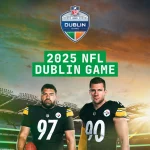 Zwei Footballspieler in schwarzen Trikots stehen bei Sonnenuntergang vor einem Stadion. Der Text lautet „2025 NFL Dublin Game“, darüber sind die Logos der NFL und des Dublin Game zu sehen. Im Hintergrund sind ein teilweise bewölkter Himmel und ein mit Sitzplätzen gefülltes Stadion zu sehen, was auf ein spannendes Duell der Pittsburgh Steelers hindeutet. Diese Beschreibung wurde mit der FootballR KI automatisch generiert.