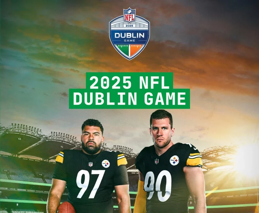 Zwei Footballspieler in schwarzen Trikots stehen bei Sonnenuntergang vor einem Stadion. Der Text lautet „2025 NFL Dublin Game“, darüber sind die Logos der NFL und des Dublin Game zu sehen. Im Hintergrund sind ein teilweise bewölkter Himmel und ein mit Sitzplätzen gefülltes Stadion zu sehen, was auf ein spannendes Duell der Pittsburgh Steelers hindeutet. Diese Beschreibung wurde mit der FootballR KI automatisch generiert.