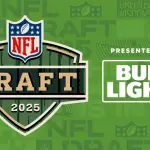 Grüne Grafik für den NFL Draft 2025 mit dem NFL-Schild über einem auffälligen „DRAFT“-Emblem. „Presented by Bud Light“ steht rechts, mit „Green Bay Wisconsin“ und Football-Spektakel im leuchtenden Hintergrund. Diese Beschreibung wurde mit der FootballR KI automatisch generiert.