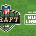 Grüne Grafik für den NFL Draft 2025 mit dem NFL-Schild über einem auffälligen „DRAFT“-Emblem. „Presented by Bud Light“ steht rechts, mit „Green Bay Wisconsin“ und Football-Spektakel im leuchtenden Hintergrund. Diese Beschreibung wurde mit der FootballR KI automatisch generiert.