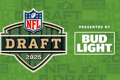 Grüne Grafik für den NFL Draft 2025 mit dem NFL-Schild über einem auffälligen „DRAFT“-Emblem. „Presented by Bud Light“ steht rechts, mit „Green Bay Wisconsin“ und Football-Spektakel im leuchtenden Hintergrund. Diese Beschreibung wurde mit der FootballR KI automatisch generiert.