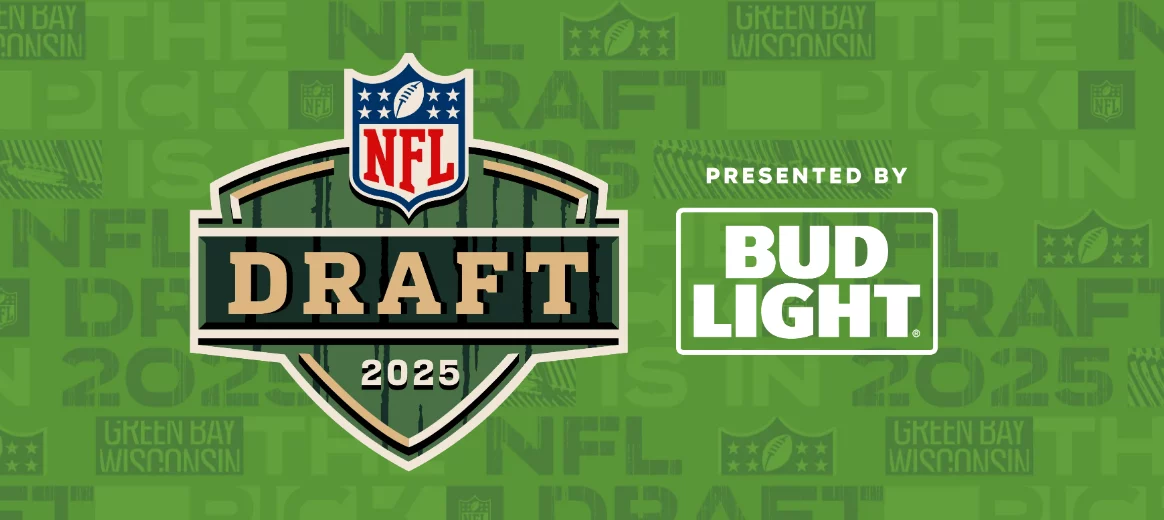 Grüne Grafik für den NFL Draft 2025 mit dem NFL-Schild über einem auffälligen „DRAFT“-Emblem. „Presented by Bud Light“ steht rechts, mit „Green Bay Wisconsin“ und Football-Spektakel im leuchtenden Hintergrund. Diese Beschreibung wurde mit der FootballR KI automatisch generiert.