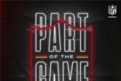 Der Text in fetten weißen Buchstaben auf dunklem Hintergrund lautet „PART OF THE GAME“, wobei „OF THE“ in einem roten Schild-Umriss zu sehen ist. Darunter steht „DER NFL DEUTSCHLAND PODCAST“. In der oberen rechten Ecke sind das NFL-Logo und das Wort „GERMANY“ zu sehen, was auf „Neue Grenzen“ in Folge 1 hindeutet. Diese Beschreibung wurde mit der FootballR KI automatisch generiert.