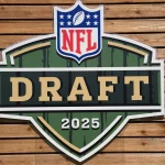 NFL Draft - Ein großes, schildförmiges Schild mit dem NFL-Logo darüber und „DRAFT“ in fetten Buchstaben sowie „2025“ darunter steht in Grün, Gold und Weiß an einer Holzplankenwand und unterstreicht die Spannung der Verpflichtung von nicht gedrafteten Free Agents. Diese Beschreibung wurde mit der FootballR KI automatisch generiert.