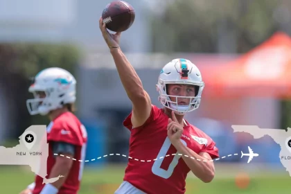 Ein Footballspieler in einem roten Trikot und Helm der Miami Dolphins, der Zach Wilson ähnelt, wirft beim Training einen Football. Ein weiterer Spieler steht hinter ihm. Eine gepunktete Linie zeigt am unteren Bildrand eine Flugroute von New York nach Florida. Diese Beschreibung wurde mit der FootballR KI automatisch generiert.