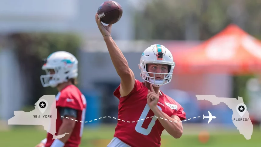Ein Footballspieler in einem roten Trikot und Helm der Miami Dolphins, der Zach Wilson ähnelt, wirft beim Training einen Football. Ein weiterer Spieler steht hinter ihm. Eine gepunktete Linie zeigt am unteren Bildrand eine Flugroute von New York nach Florida. Diese Beschreibung wurde mit der FootballR KI automatisch generiert.