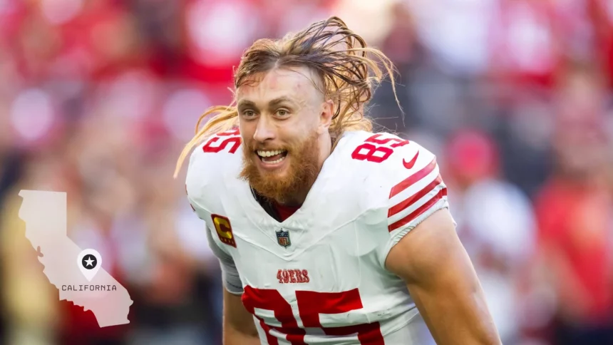 Ein Footballspieler, George Kittle, mit langen blonden Haaren und Bart, der ein weißes Trikot mit roten Streifen und der Nummer 85 trägt, schreit aufgeregt auf dem Feld – vielleicht feiert er Tight-End-Gehälter. In der Ecke ist der Umriss von Kalifornien mit einem Stern zu sehen. Diese Beschreibung wurde mit der FootballR KI automatisch generiert.