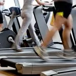 Eine Reihe von Menschen trainiert auf Laufbändern in einem modernen Fitnessstudio. Nur ihre Unterkörper sind zu sehen. Der Holzboden und das helle Licht der großen Fenster schaffen eine offene Atmosphäre - perfekt für Fitnessfreaks, die von Amazon Prime Day Angeboten inspiriert sind. Diese Beschreibung wurde mit der FootballR KI automatisch generiert.