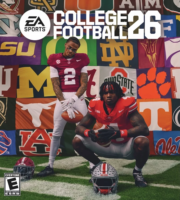 Zwei College-Football-Spieler in Uniform posieren vor einer Wand mit NCAA-Teamlogos. Einer steht mit verschränkten Armen, der andere geht in die Hocke und hält einen Helm. Dieses eindrucksvolle Bild ist das Titelbild von EA SPORTS College Football 26. Diese Beschreibung wurde mit der FootballR KI automatisch generiert.