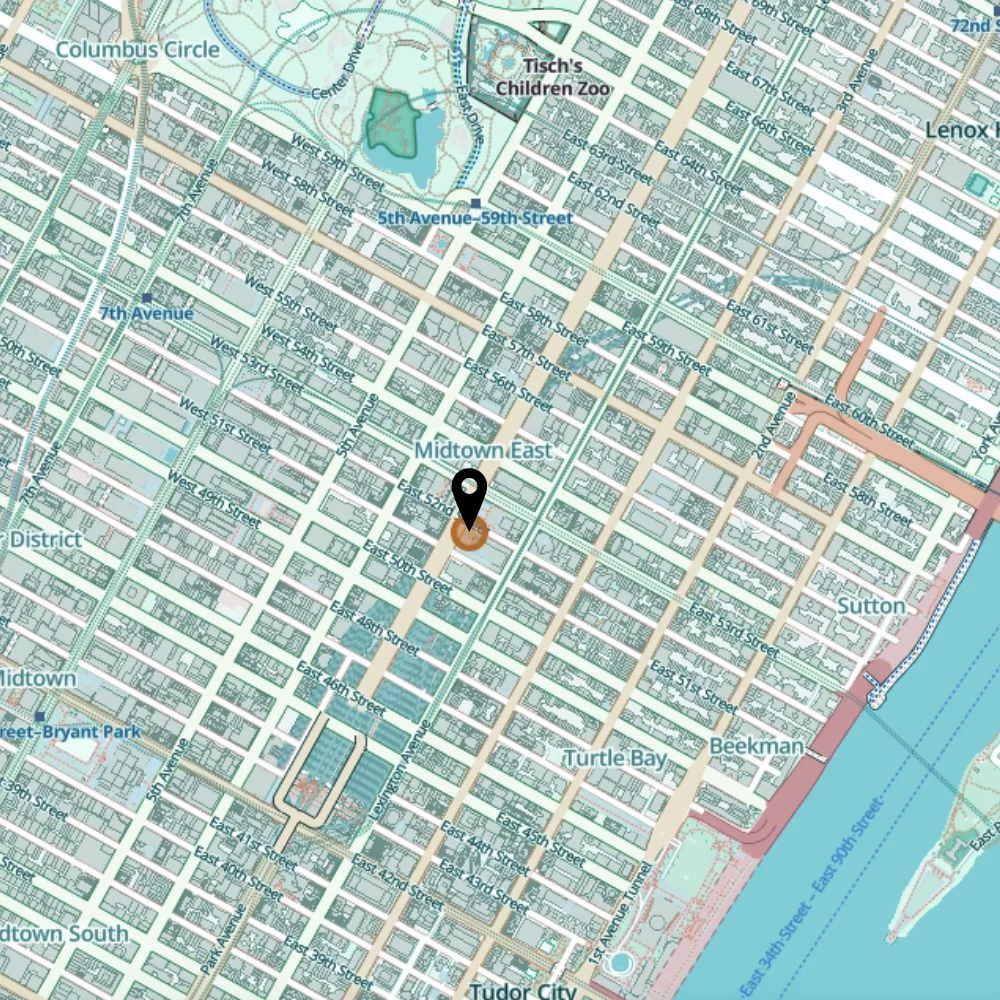 Eine Karte von Midtown East, Manhattan, New York City, zeigt eine schwarze Standortnadel in der Nähe von East 50th Street und Madison Avenue. Wahrzeichen wie der Bryant Park, die Turtle Bay und der East River sind eingezeichnet; ein Hinweis auf das Massenshooting bei der NFL ist nicht eingezeichnet. Diese Beschreibung wurde mit der FootballR KI automatisch generiert.
