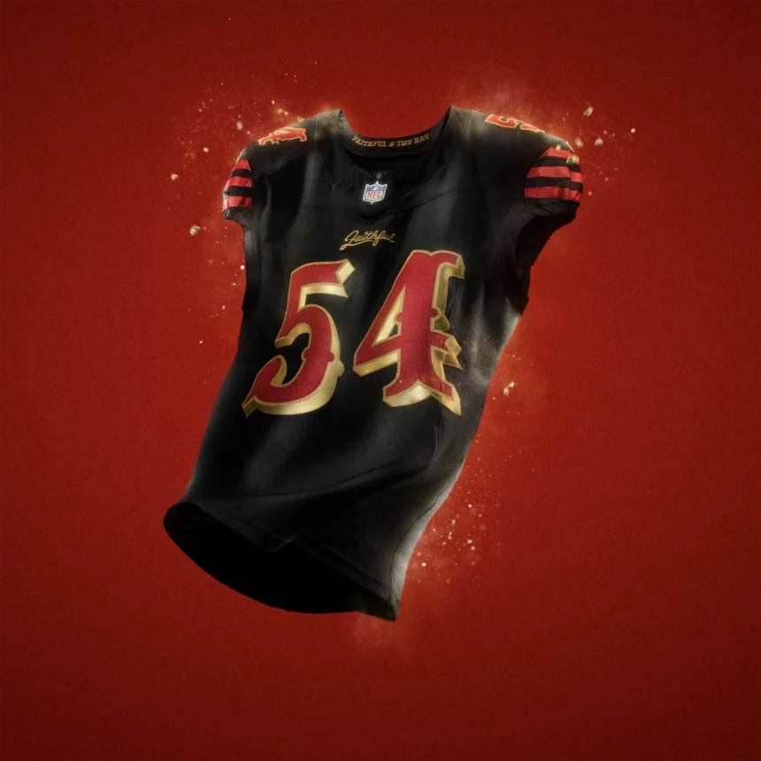 Ein schwarzes NFL Rivalries-Trikot mit roten Streifen an den Schultern und einer gold-roten Nummer 54 schwebt vor einem roten Hintergrund. Das NFL-Logo am Kragen und leuchtende, dynamische Effekte sorgen für eine dramatische, energiegeladene Stimmung. Diese Beschreibung wurde mit der FootballR KI automatisch generiert.