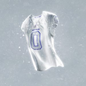 Ein schwebendes weißes Buffalo Bills NFL Rivalries-Trikots Football-Trikot mit blauen Akzenten und der Nummer 0 leuchtet geisterhaft vor einem grauen, verschneiten Hintergrund und wirkt frostig und ätherisch, ohne dass eine Person sichtbar ist, die es trägt. Diese Beschreibung wurde mit der FootballR KI automatisch generiert.