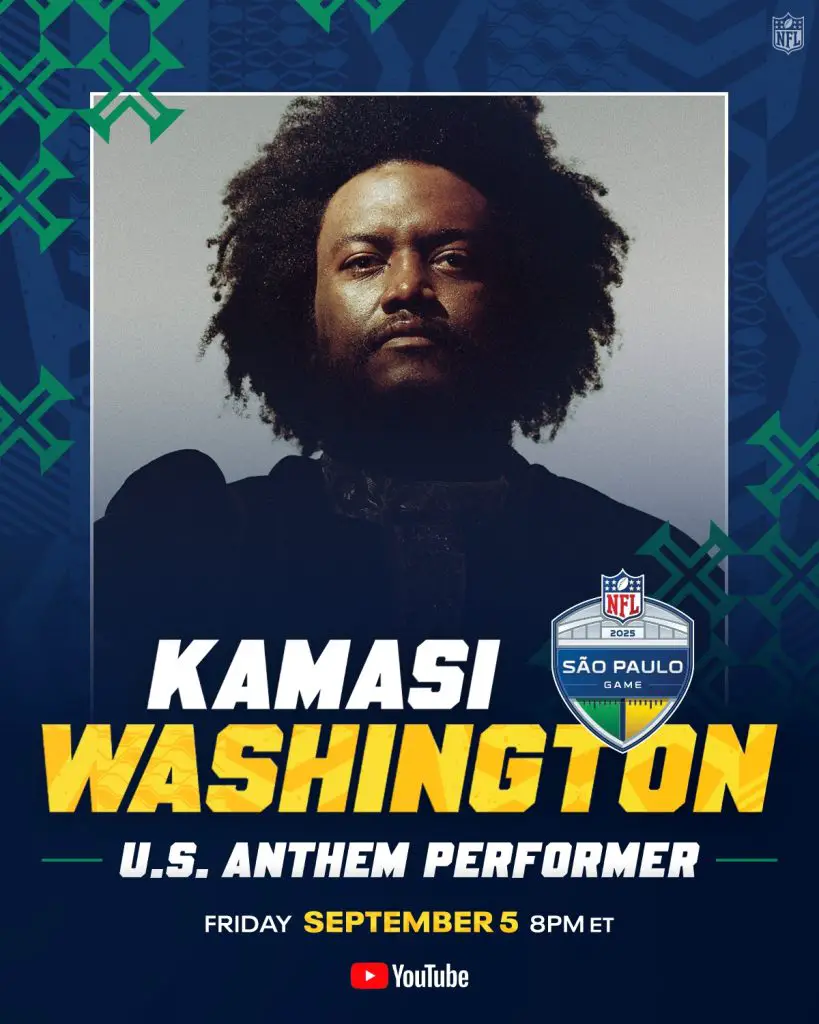 Das Plakat für das NFL-Spiel in São Paulo zeigt den Musiker Kamasi Washington mit ernster Miene. Text: "Kamasi Washington, U.S. Anthem Performer, Friday September 5, 8 PM ET" mit NFL- und YouTube-Logos auf einem blau gemusterten Hintergrund. Diese Beschreibung wurde mit der FootballR KI automatisch generiert.