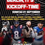 Veranstaltungsplakat mit dem fetten rot-weißen Text "Berlin, It's Kickoff Time". Darunter halten vier NFL-Spieler in Uniform Fußbälle. Die Veranstaltungsdetails heben NFL Experience Berlin hervor, einschließlich Datum, Aktivitäten und dem offiziellen Veranstaltungslogo am unteren Rand. Diese Beschreibung wurde mit der FootballR KI automatisch generiert.