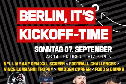 Veranstaltungsplakat mit dem fetten rot-weißen Text "Berlin, It's Kickoff Time". Darunter halten vier NFL-Spieler in Uniform Fußbälle. Die Veranstaltungsdetails heben NFL Experience Berlin hervor, einschließlich Datum, Aktivitäten und dem offiziellen Veranstaltungslogo am unteren Rand. Diese Beschreibung wurde mit der FootballR KI automatisch generiert.