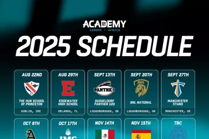 NFL Academy - Eine Gruppe von American-Football-Spielern in blaugrünen und schwarzen Trikots steht auf einem Spielfeld und blickt in die Ferne. Über ihnen ist der Spielplan der Academy Europe + Africa 2025 mit Daten, Mannschaften und Orten auf einem Hintergrund mit blauem Farbverlauf und Stadionbeleuchtung zu sehen. Diese Beschreibung wurde mit der FootballR KI automatisch generiert.