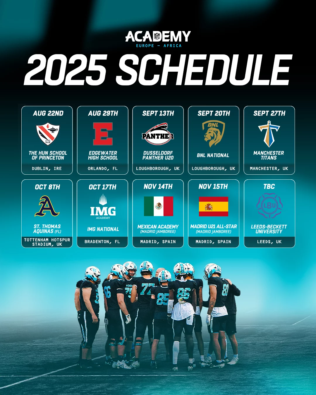 NFL Academy - Eine Gruppe von American-Football-Spielern in blaugrünen und schwarzen Trikots steht auf einem Spielfeld und blickt in die Ferne. Über ihnen ist der Spielplan der Academy Europe + Africa 2025 mit Daten, Mannschaften und Orten auf einem Hintergrund mit blauem Farbverlauf und Stadionbeleuchtung zu sehen. Diese Beschreibung wurde mit der FootballR KI automatisch generiert.