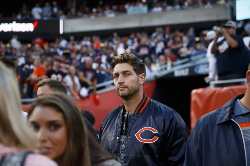 Jay Cutler in einer Jacke der Chicago Bears steht auf dem Football-Feld und blickt direkt in die Kamera, während hinter ihm Massen von Fans - einige mit Jay-Cutler-Trikots - das lebhafte Stadion füllen. Die Szene sprüht vor Energie und Bears-Stolz. Diese Beschreibung wurde mit der FootballR KI automatisch generiert.