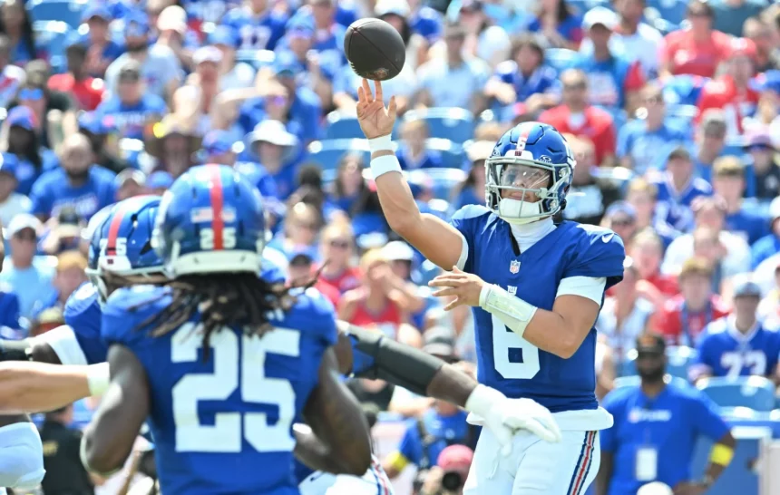 Ein Football-Quarterback in einem blauen Trikot (#8) wirft einen Pass während eines NFL Preseason Spiels. Ein anderer Spieler in Blau (#25) läuft im Vordergrund, während die Fans, viele in Blau gekleidet, die Sitze im Stadion füllen und das Geschehen aufmerksam verfolgen. Diese Beschreibung wurde mit der FootballR KI automatisch generiert.