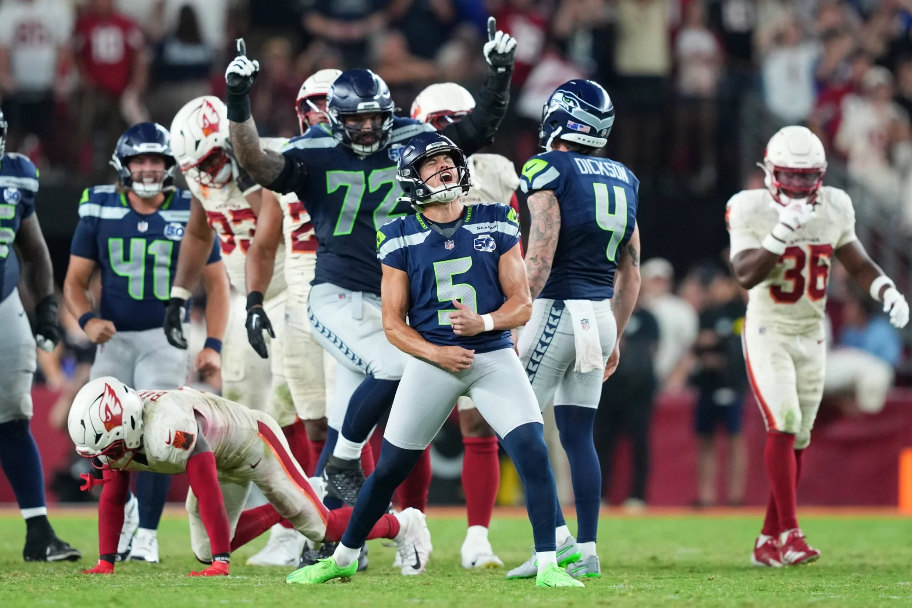 RTL TV Plan Woche 6 - Ein Spieler der Seattle Seahawks, Jason Myers, feiert nach einem Field Goal in letzter Sekunde auf dem Spielfeld ausgelassen, ballt die Fäuste und blickt nach oben. Mannschaftskameraden und Spieler der Arizona Cardinals umringen ihn; die Emotionen kochen auf beiden Seiten hoch. Diese Beschreibung wurde mit der FootballR KI automatisch generiert.