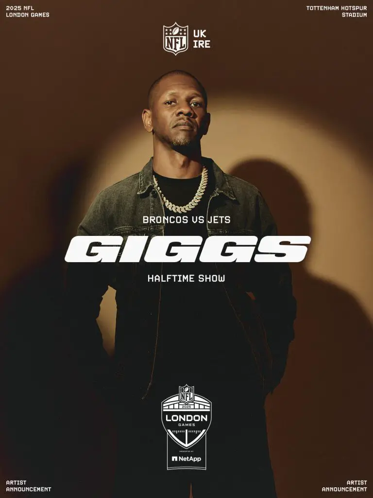 Ein Mann in einer dunklen Jacke steht vor einem warmen braunen Hintergrund mit dramatischer Beleuchtung. Der Text lautet: "Broncos vs. Jets Giggs Halftime Show" mit Raye, mit Logos der NFL London Games und des Tottenham Hotspur Stadiums und Angaben zum Künstler. Diese Beschreibung wurde mit der FootballR KI automatisch generiert.
