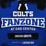 Eine auffällige Grafik mit blauem und schwarzem Farbklecks-Hintergrund stellt die Colts Fanzone in Berlin dar. Der Text lautet: "COLTS FANZONE AT DAS CENTER UNSERE GÄSTE", darunter "PRÄSENTIERT VON LUCAS OIL" in dynamischer, sportlicher Schrift und düsterem Look. Diese Beschreibung wurde mit der FootballR KI automatisch generiert.