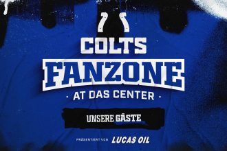 Eine auffällige Grafik mit blauem und schwarzem Farbklecks-Hintergrund stellt die Colts Fanzone in Berlin dar. Der Text lautet: "COLTS FANZONE AT DAS CENTER UNSERE GÄSTE", darunter "PRÄSENTIERT VON LUCAS OIL" in dynamischer, sportlicher Schrift und düsterem Look. Diese Beschreibung wurde mit der FootballR KI automatisch generiert.