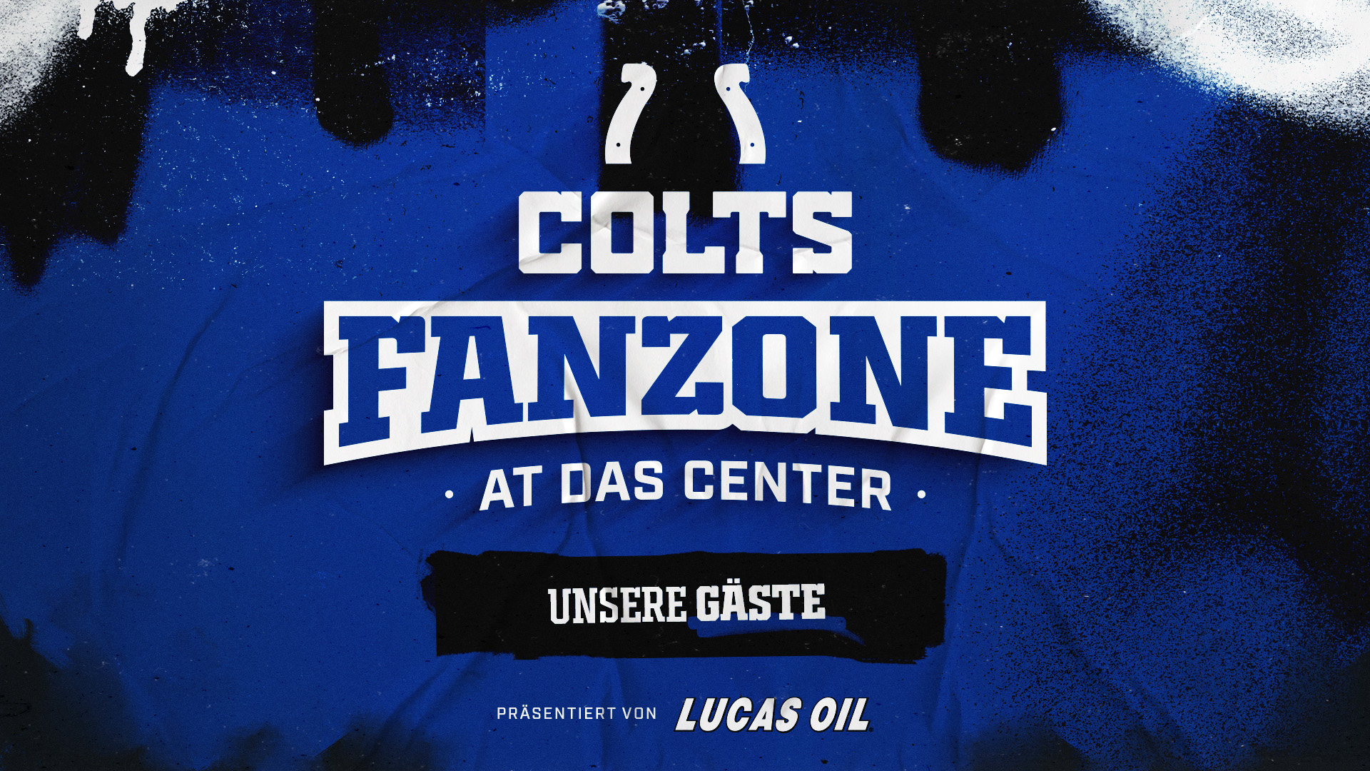 Eine auffällige Grafik mit blauem und schwarzem Farbklecks-Hintergrund stellt die Colts Fanzone in Berlin dar. Der Text lautet: "COLTS FANZONE AT DAS CENTER UNSERE GÄSTE", darunter "PRÄSENTIERT VON LUCAS OIL" in dynamischer, sportlicher Schrift und düsterem Look. Diese Beschreibung wurde mit der FootballR KI automatisch generiert.
