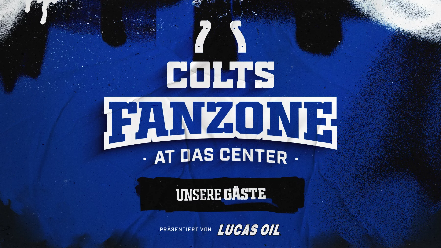 Eine auffällige Grafik mit blauem und schwarzem Farbklecks-Hintergrund stellt die Colts Fanzone in Berlin dar. Der Text lautet: "COLTS FANZONE AT DAS CENTER UNSERE GÄSTE", darunter "PRÄSENTIERT VON LUCAS OIL" in dynamischer, sportlicher Schrift und düsterem Look. Diese Beschreibung wurde mit der FootballR KI automatisch generiert.
