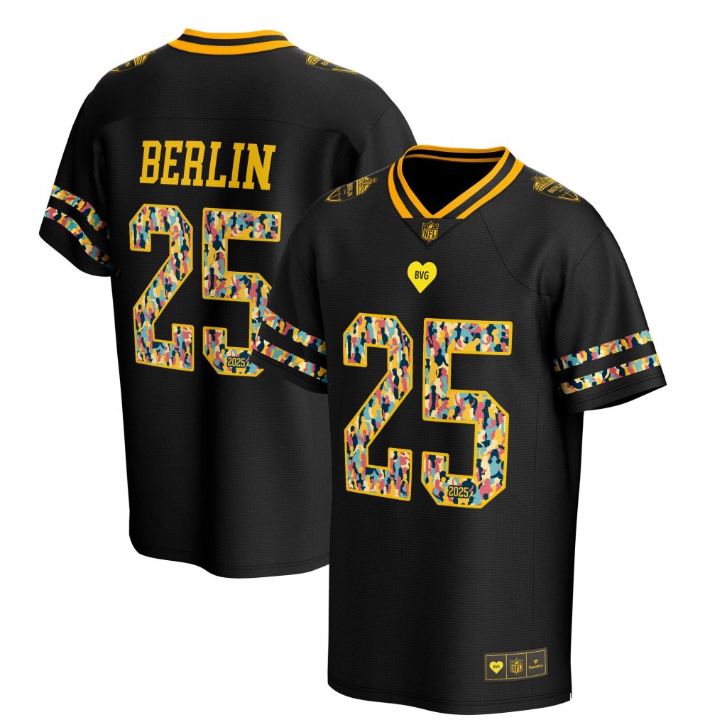 Ein schwarzes Fan-Shirt mit dem Schriftzug "BERLIN" und der Nummer 25 mit gelbem, blauem, rotem und weißem Mosaikmuster - perfekt für das Berlin-Spiel. Gelbe Akzente säumen den Kragen und die Ärmel, mit einem gelben Schild-Logo und "BVG" in der Nähe des Halses. Diese Beschreibung wurde mit der FootballR KI automatisch generiert.