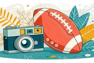 Illustration einer Vintage-Kamera und eines American Football, der im Gras liegt. Bunte Herbstblätter in Gelb-, Orange- und Teal-Tönen sind im Hintergrund verstreut und schaffen eine verspielte und nostalgische Szene im Freien. Diese Beschreibung wurde mit der FootballR KI automatisch generiert.