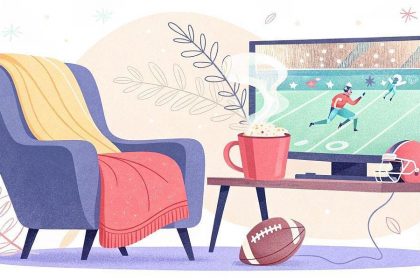 Zur Weihnachtszeit 2025 - Eine Illustration zeigt ein gemütliches Wohnzimmer mit einem blauen Sessel, der mit einer gelben Decke und einer roten Überwurfdecke drapiert ist, einem dampfenden Becher Popcorn auf dem Tisch, einem Fernseher, auf dem ein American-Football-Spiel läuft, einem roten Helm und einem Fußball auf dem Boden. Grünes Dekor umgibt die Szene. Diese Beschreibung wurde mit der FootballR KI automatisch generiert.