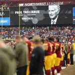 Die Zuschauer im Stadion beobachten, wie die Football-Spieler auf dem Feld stehen. Auf einer großen Leinwand wird eine Hommage an die NFL-Legende und den ehemaligen Commissioner Paul Tagliabue (1940-2025) gezeigt, um sein Vermächtnis während des Spiels zu würdigen. Diese Beschreibung wurde mit der FootballR KI automatisch generiert.