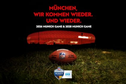 Ein Football liegt nachts auf dem Rasen vor einem leuchtend roten Stadion. Darüber steht in fetter roter Schrift: "München, wir kommen wieder. Und wieder." Darunter kündigt weißer Text die NFL-München-Spiele 2026 und 2028 mit DKB-Logos am unteren Rand an. Diese Beschreibung wurde mit der FootballR KI automatisch generiert.