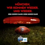 Ein Football liegt nachts auf dem Rasen vor einem leuchtend roten Stadion. Darüber steht in fetter roter Schrift: "München, wir kommen wieder. Und wieder." Darunter kündigt weißer Text die NFL-München-Spiele 2026 und 2028 mit DKB-Logos am unteren Rand an. Diese Beschreibung wurde mit der FootballR KI automatisch generiert.