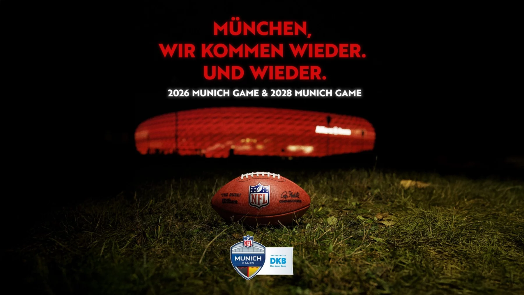 Ein Football liegt nachts auf dem Rasen vor einem leuchtend roten Stadion. Darüber steht in fetter roter Schrift: "München, wir kommen wieder. Und wieder." Darunter kündigt weißer Text die NFL-München-Spiele 2026 und 2028 mit DKB-Logos am unteren Rand an. Diese Beschreibung wurde mit der FootballR KI automatisch generiert.