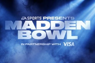 Der fette, metallische Text "EA Sports Presents Madden Bowl in partnership with Visa" steht vor einem dramatischen, rauchblauen Hintergrund - wie ein automatisch gespeicherter Entwurf, der durch Lichtstrahlen zum Leben erweckt wird und eine energiegeladene und intensive Atmosphäre schafft. Diese Beschreibung wurde mit der FootballR KI automatisch generiert.