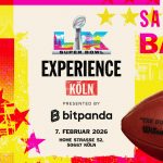 Farbenfrohe Grafik für die Super Bowl LX Experience in Köln mit einem Football, NFL-Logos, Veranstaltungsdetails (7. Februar 2026, Hohe Straße 52) und "San Francisco Bay Area" auf einem leuchtenden Sternenhintergrund. Diese Beschreibung wurde mit der FootballR KI automatisch generiert.