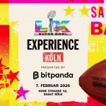 Farbenfrohe Grafik für die Super Bowl LX Experience in Köln mit einem Football, NFL-Logos, Veranstaltungsdetails (7. Februar 2026, Hohe Straße 52) und "San Francisco Bay Area" auf einem leuchtenden Sternenhintergrund. Diese Beschreibung wurde mit der FootballR KI automatisch generiert.