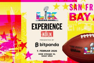 Farbenfrohe Grafik für die Super Bowl LX Experience in Köln mit einem Football, NFL-Logos, Veranstaltungsdetails (7. Februar 2026, Hohe Straße 52) und "San Francisco Bay Area" auf einem leuchtenden Sternenhintergrund. Diese Beschreibung wurde mit der FootballR KI automatisch generiert.
