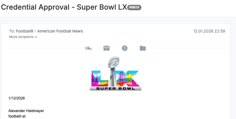Screenshot einer Super Bowl Media-E-Mail mit dem Titel "Credential Approval - Super Bowl LX", die das LX-Logo und Illustrationen von Los Angeles zeigt. Gesendet an Football.at in den USA am 12.01.2026, mit Alexander Haidmayer als Empfänger. Diese Beschreibung wurde mit der FootballR KI automatisch generiert.