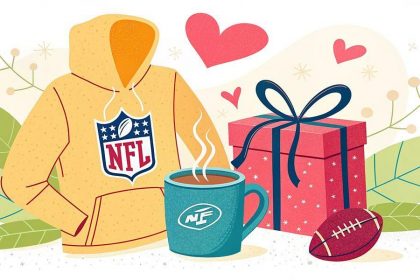 Illustration eines NFL-Kapuzenpullis, eines dampfenden blauen Bechers mit NFL-Logo, einer verpackten Geschenkbox mit Schleife und einem Football. Blätter und Herzen schmücken den Hintergrund und rufen eine gemütliche und fröhliche Atmosphäre hervor. Diese Beschreibung wurde mit der FootballR KI automatisch generiert.