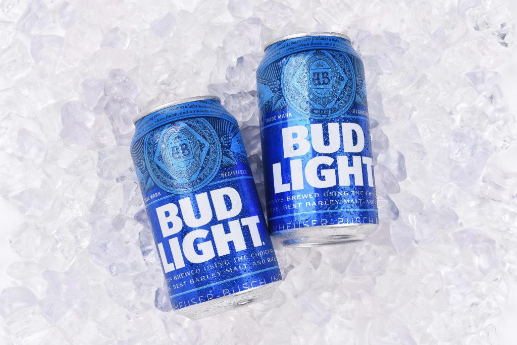 Zwei Bud Light-Bierdosen stehen auf Eis, und das Kondenswasser auf den Dosen ist sichtbar - perfekt für US-Bürger, die den Super Bowl LX sehen wollen. Alt-Text wurde KI-generiert.