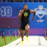 Sonny Styles: Ein Football-Spieler in einem schwarzen Outfit mit der Nummer 25 sprintet während des NFL Scouting Combine 2026 auf einer Bahn, auf der Zeitmessgeräte aufgestellt sind. Alt-Text wurde KI-generiert.